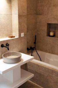 Casa Ghjuvan Matteu : حمام مع حوض وحوض استحمام