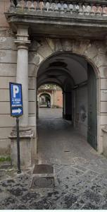znak parkingowy przed budynkiem z tunelem w obiekcie Afrodite Guest House w mieście Caserta