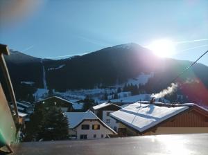 Blick auf ein Skigebiet mit schneebedeckten Dächern in der Unterkunft Frühstückspension-Appartementhaus Wasserer in Bad Kleinkirchheim