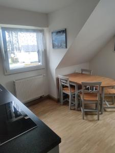 d'une salle à manger avec une table, des chaises et une fenêtre. dans l'établissement Gästehaus Windheim (Karlsruhe-Knielingen), à Karlsruhe