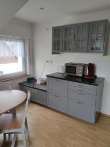 Dapur atau dapur kecil di Gästehaus Windheim (Karlsruhe-Knielingen)