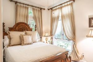 Tempat tidur dalam kamar di Sleeps 6- Pinehurst