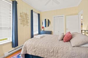 1 dormitorio con 1 cama con 2 almohadas en In the Heart of Watkins Glen Walk to Parks and Restaurants, en Watkins Glen