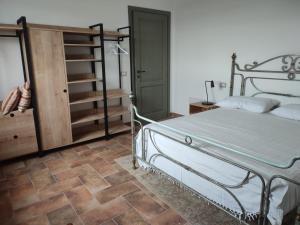 A bed or beds in a room at Tenuta La Castelluzza