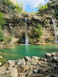 una cascada y una piscina de agua verde esmeralda en Home Alle Cascate, en Corleone