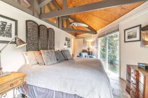 מיטה או מיטות בחדר ב-Lakefront Treehouse