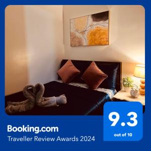 una camera d'albergo con un letto e una foto di Condominium at Spring Residences near Airport a Manila