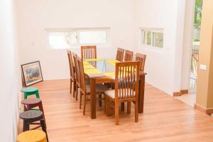 uma sala de jantar com mesa e cadeiras em Roberosia - Holiday Home em Kandy