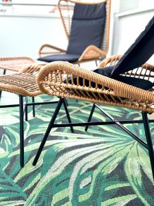 zwei Stühle auf einem Teppich auf dem Boden mit einem Teppich in der Unterkunft Traunseeresidenzen in Gmunden