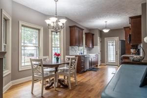 a kitchen with a table and chairs in a room at Sleeps 8- in Carthage in Carthage