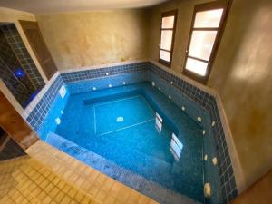 สระว่ายน้ำที่อยู่ใกล้ ๆ หรือใน Chambre Bleu Topaze, Riad 9 Couple only au village naturiste