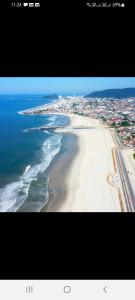 una vista aérea de la playa y del océano en Pousada Girassol en Matinhos