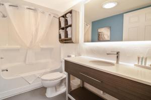 Kamar mandi di Breakers Resort Hotel