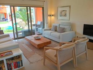 salon z kanapą i stołem w obiekcie Anis Lux Tavira Residence Villa 5Q w mieście Luz de Tavira