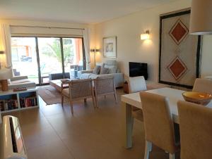 - un salon avec un canapé, une table et des chaises dans l'établissement Anis Lux Tavira Residence Villa 5Q, à Luz de Tavira