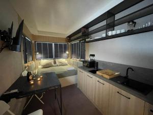 um quarto com uma cama e uma cozinha com um lavatório em Good Spot Zieleniec Twin Prestige 02 em Duszniki Zdrój
