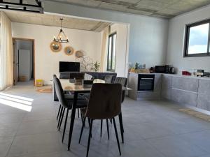a kitchen and dining room with a table and chairs at Cosy Apartment in Pereybere - Season Break in Pereybere