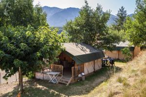 Nespecifikovaný výhled na hory nebo výhled na hory při pohledu z luxury tent