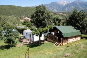 Nespecifikovaný výhled na hory nebo výhled na hory při pohledu z luxury tent
