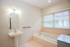 Kylpyhuone majoituspaikassa Sleeps 6- Village of Pinehurst