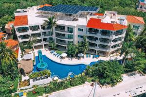 an aerial view of a resort with a swimming pool at Aventuras Club Marina in Puerto Aventuras