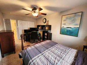 a bedroom with a bed and a ceiling fan at Beautiful Apt, Woffice Area 2br, Long Term in Elkins Park
