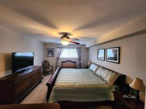 a bedroom with a bed and a flat screen tv at Beautiful Apt, Woffice Area 2br, Long Term in Elkins Park