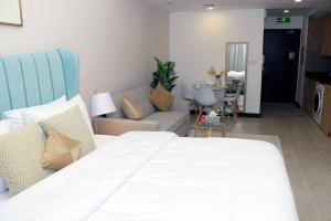 Gallery image of Cosmos Living Cozy Studio With Balcony in Dubai