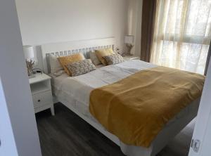 Un dormitorio blanco con una cama grande y una ventana en Apartamento Ginestar en Malaga, en Málaga