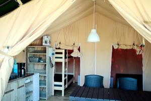 Kuchyň nebo kuchyňský kout v ubytování Camping le Rotja