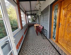 Pear Tree Entire 2BHK Villa Kotagiri的阳台或露台