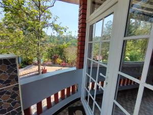 widok z zewnątrz domu z oknem w obiekcie Pear Tree Entire 2BHK Villa Kotagiri w mieście Kotagiri