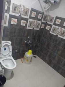 Pear Tree Entire 2BHK Villa Kotagiri的一间浴室