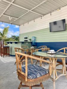 un patio con tavolo, sedie e TV di Beachfront Cabin a San Pedro