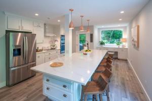 Η κουζίνα ή μικρή κουζίνα στο Hillside Hideaway- Container Home in Blowing Rock (4 miles from Appalachian Ski Mountain)