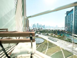 a view of a city skyline from a building at Luxus-Studio mit Private Beach in Top-Lage, Meerblick & Infinity Pool! in Dubai