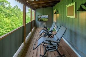 Μια τηλεόραση ή/και κέντρο ψυχαγωγίας στο Hillside Hideaway- Container Home in Blowing Rock (4 miles from Appalachian Ski Mountain)