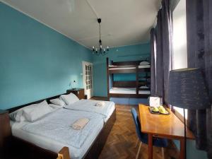 um quarto com uma cama e uma mesa com uma secretária em VV way - Lisica zvitorepka em Ljubljana