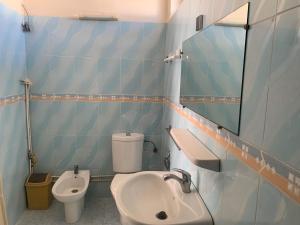 La petite salle de bains est pourvue d'un lavabo et de toilettes. dans l'établissement Résidence Mer et soleil, à Agadir