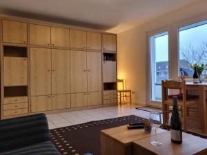 sala de estar con mesa y comedor en Haus zur Dünenbake - Apartment 24, en Sankt Peter-Ording