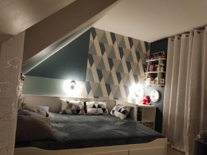 - une chambre avec un lit doté d'une tête de lit géométrique dans l'établissement OMAHA-BEACH maison cosy, à Saint-Laurent-sur-Mer