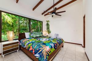 Postel nebo postele na pokoji v ubytování Pacific Garden Villas # 6 REEL PARADISE