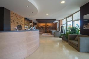 una hall con bar con divani e piante di Sanlu Hotel a Serrano