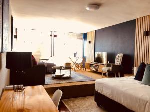 ケープタウンにあるStudio Blue in Mouille Pointのベッドルーム1室(ベッド1台付)、リビングルームが備わります。