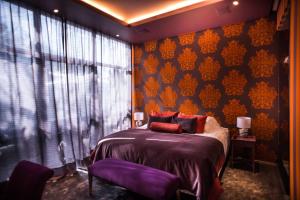 1 dormitorio con cama y ventana grande en The Hip Hotel Santiago, en Santiago