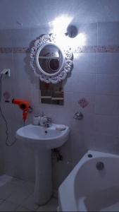 baño con lavabo y espejo en la pared en Luxury apartment in the city center en Tírnavos