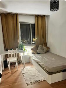 En eller flere senge i et værelse på Habitación en Madrid