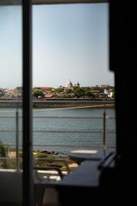 einen Blick auf einen Wasserkörper aus einem Fenster in der Unterkunft Suite con balcón cerca al centro Cartagena in Cartagena de Indias
