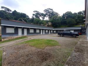 a truck parked in front of a building at Pousada Styllus Miguel Pereira in Miguel Pereira