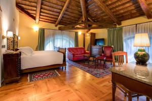 a living room with a bed and a table at Best Western Plus Hotel Villa Tacchi in Gazzo